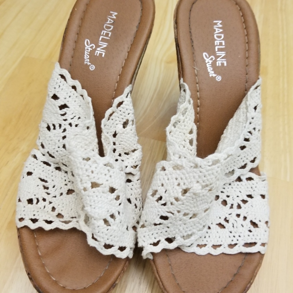 Cream lace wedge 4" that feels like 2.5 " wedges. - Picture 2 of 6